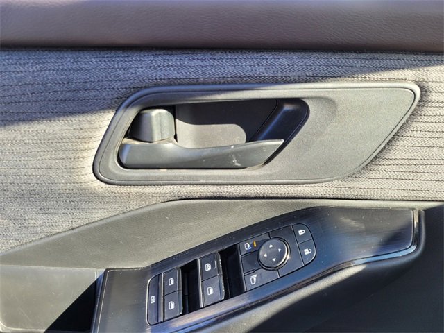 Used 2023 Nissan Rogue S image 23