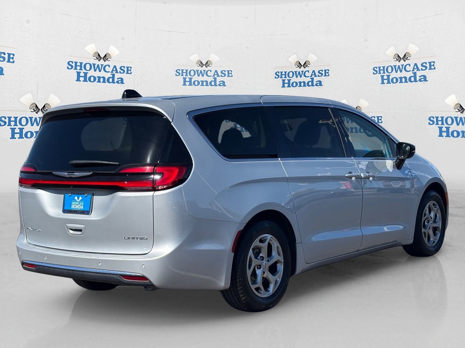 Used 2024 Chrysler Pacifica Limited image 8