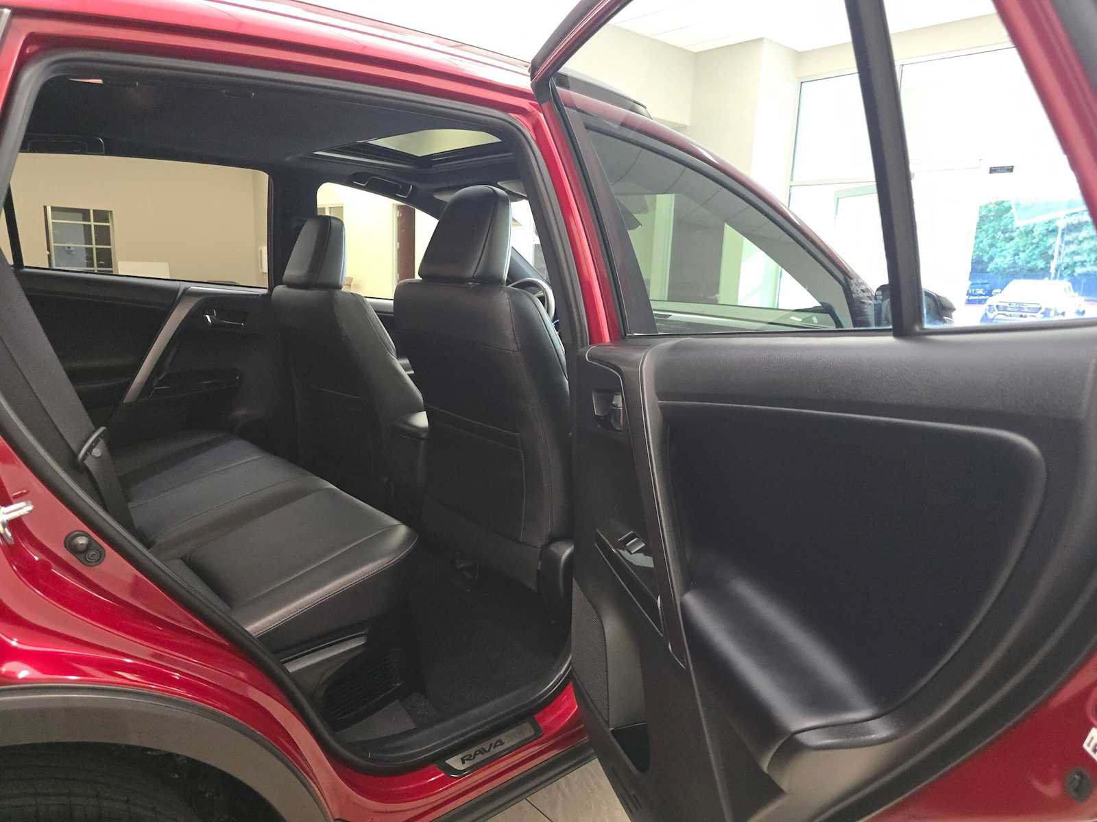 Used 2018 Toyota RAV4 SE AWD/4WD image 26