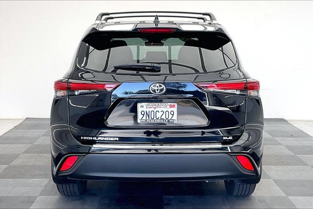 Used 2024 Toyota Highlander XLE FWD image 3