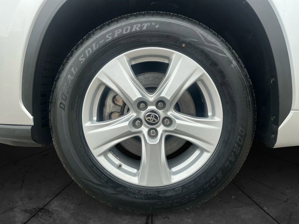 Used 2023 Toyota Highlander LE FWD image 15