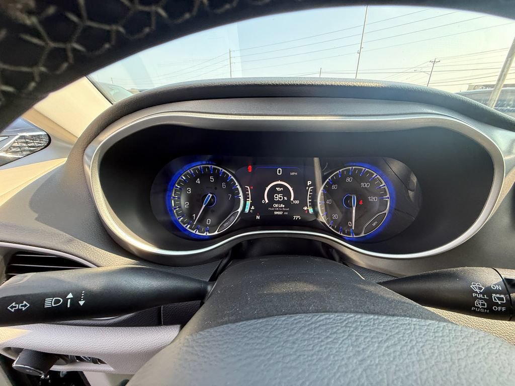 Used 2024 Chrysler Pacifica Touring-L FWD image 17