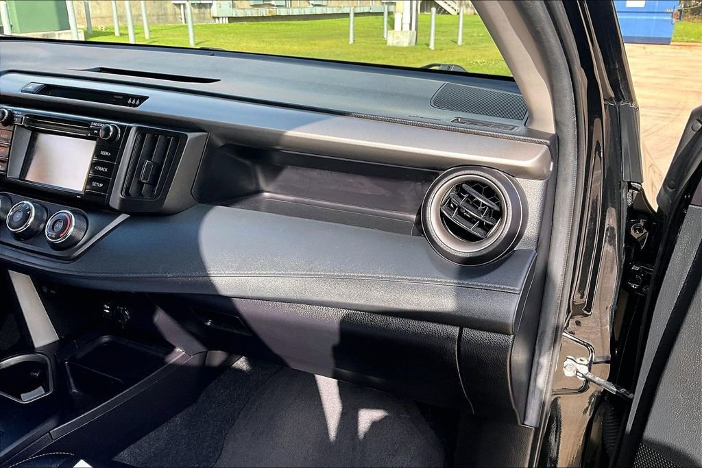 Used 2018 Toyota RAV4 LE image 21