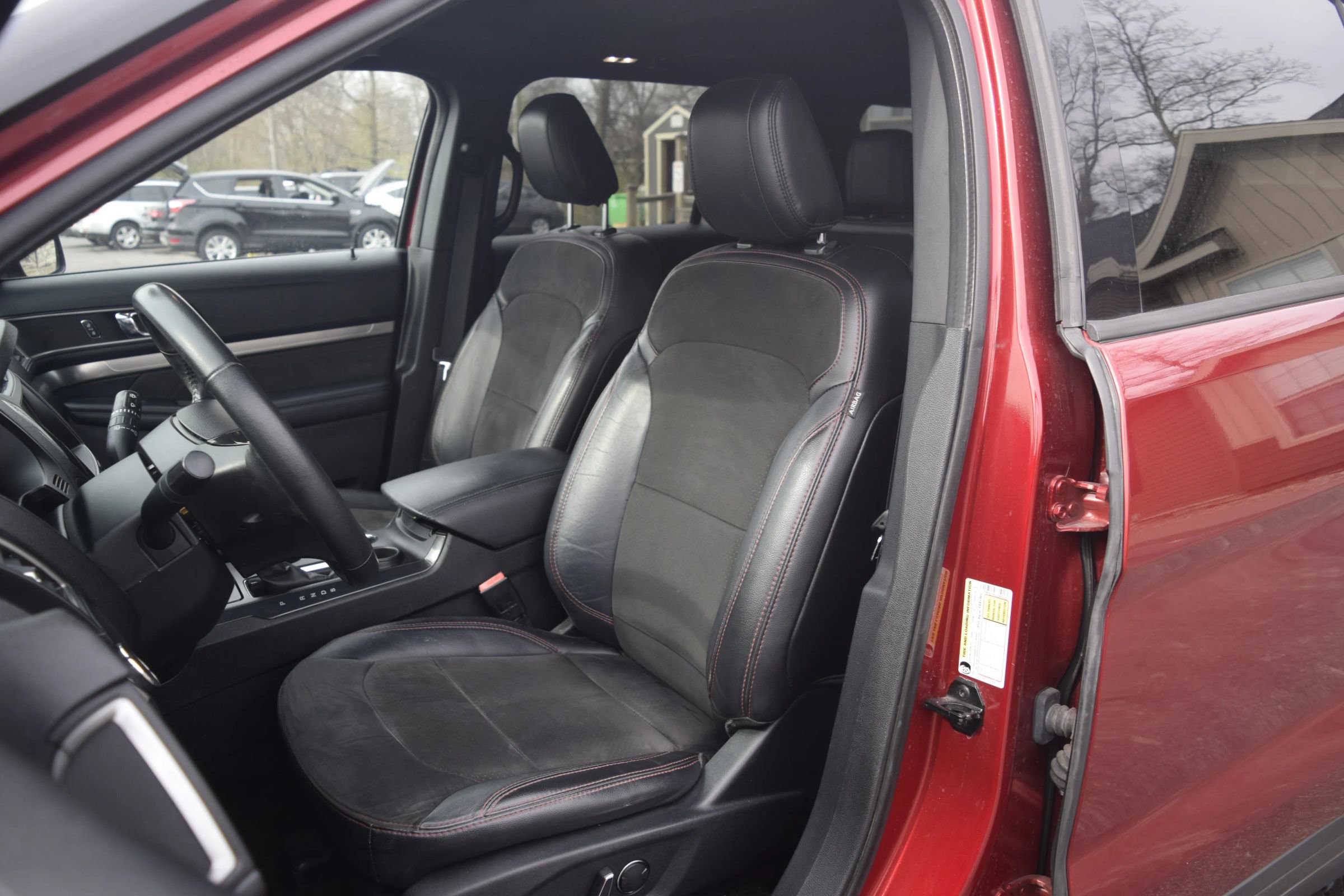 Used 2018 Ford Explorer XLT w/ Equipment Group 202A image 6