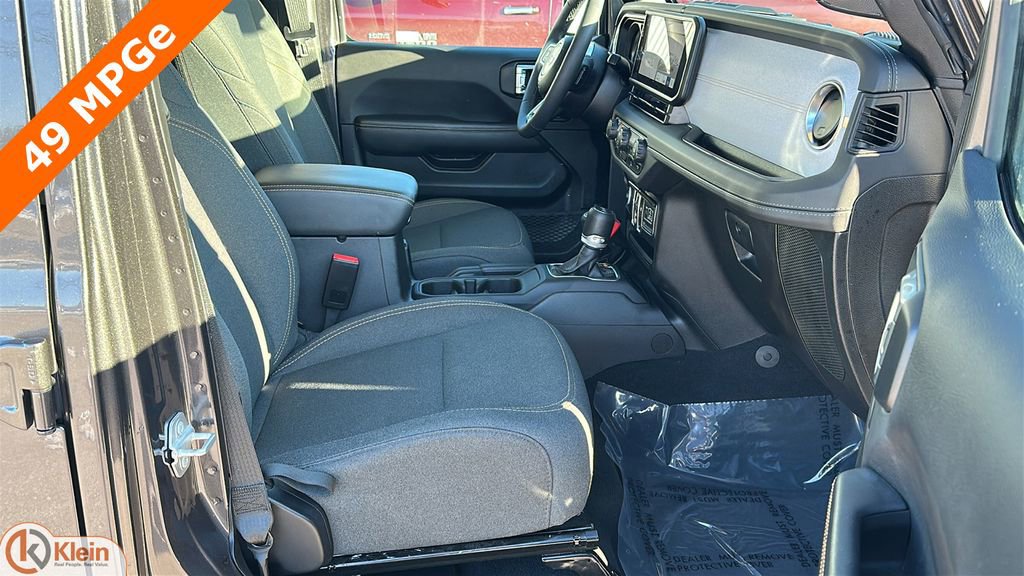 Used 2025 Jeep Wrangler Unlimited Sahara image 32