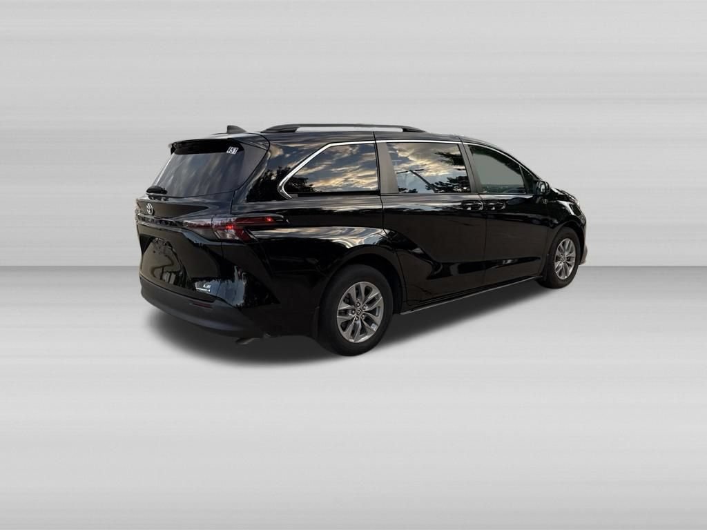 Used 2023 Toyota Sienna LE FWD image 6