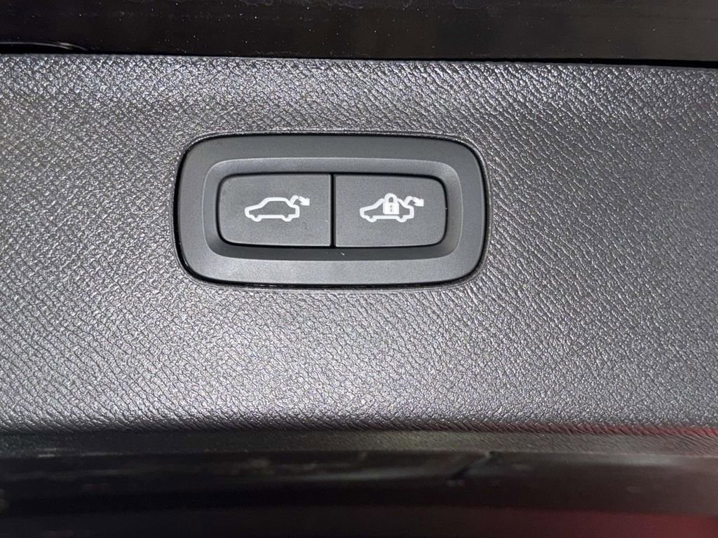 Used 2025 Volvo XC90 B6 Plus image 18
