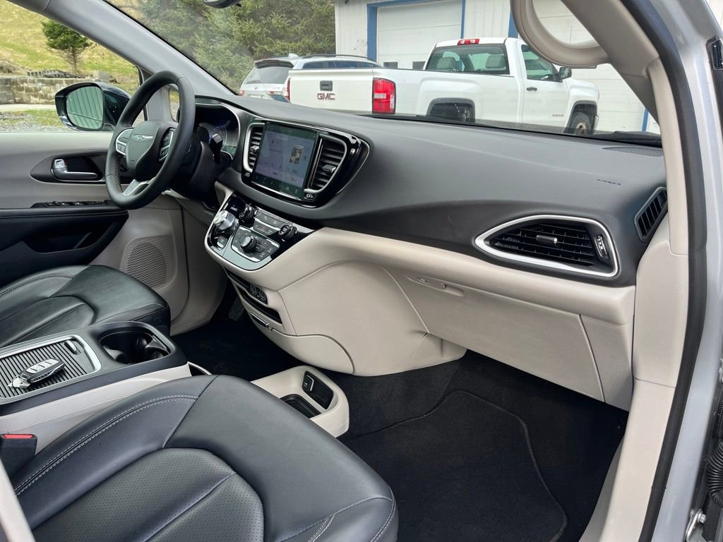 Used 2024 Chrysler Pacifica Touring-L image 28