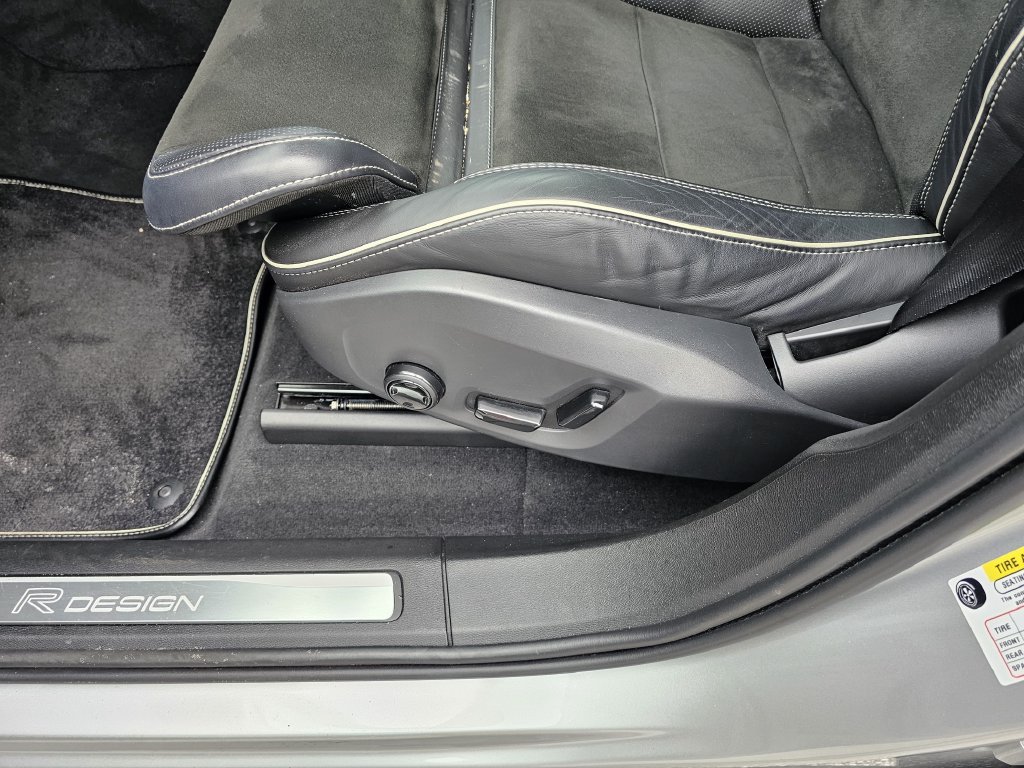 Used 2018 Volvo XC60 T6 R-Design w/ Convenience Package AWD/4WD image 19