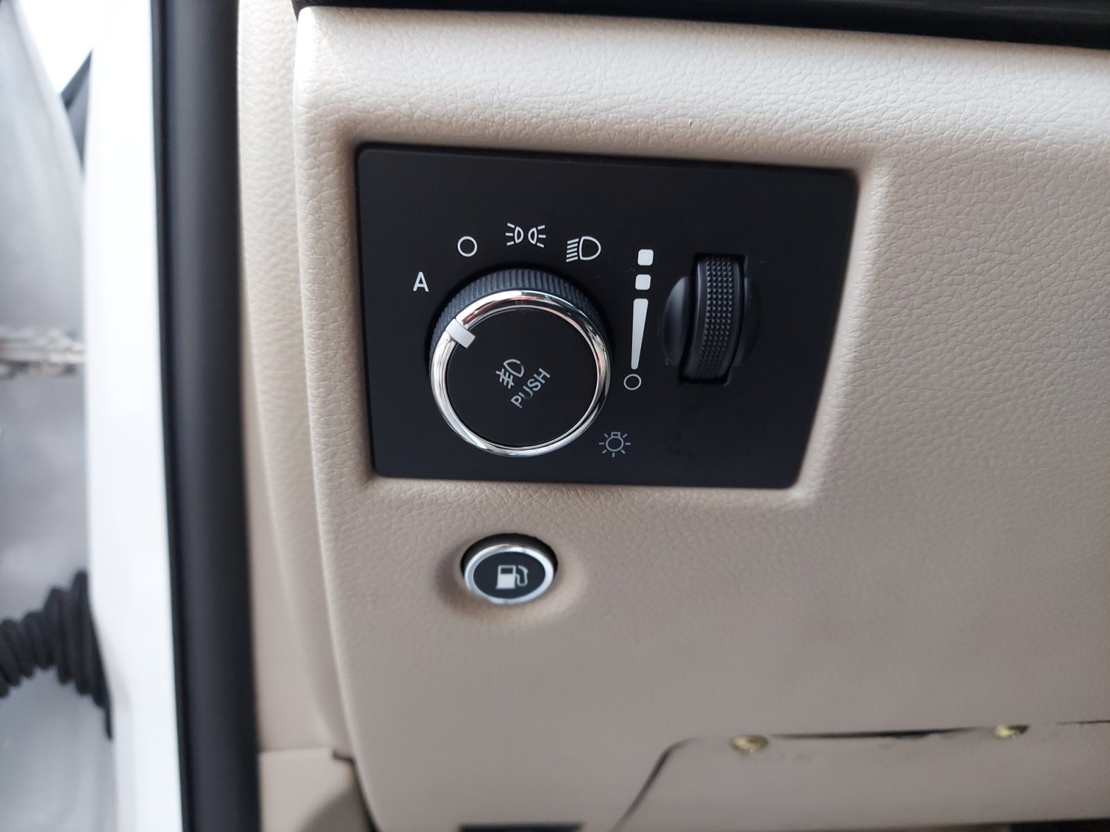 Used 2019 Jeep Grand Cherokee Laredo AWD/4WD image 26