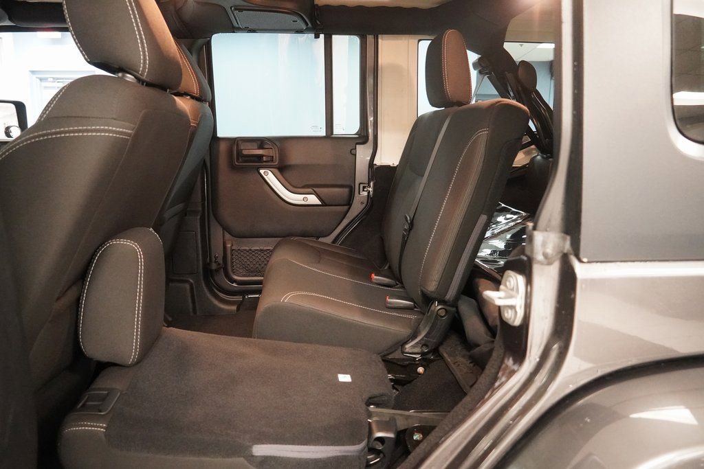 Used 2016 Jeep Wrangler Unlimited Sahara w/ Connectivity Group image 26