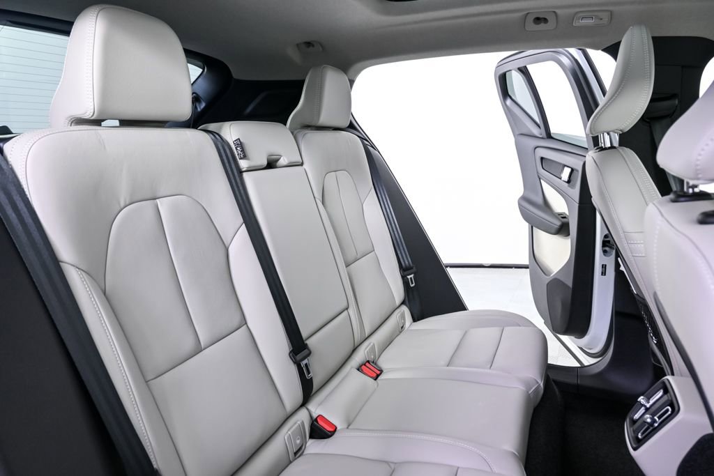 Certified 2026 Volvo XC40 B5 Plus w/ Protection Package Premier image 23