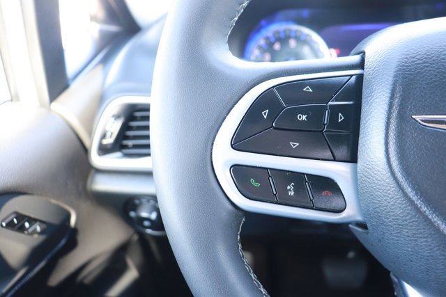 Used 2025 Chrysler Pacifica Select image 21