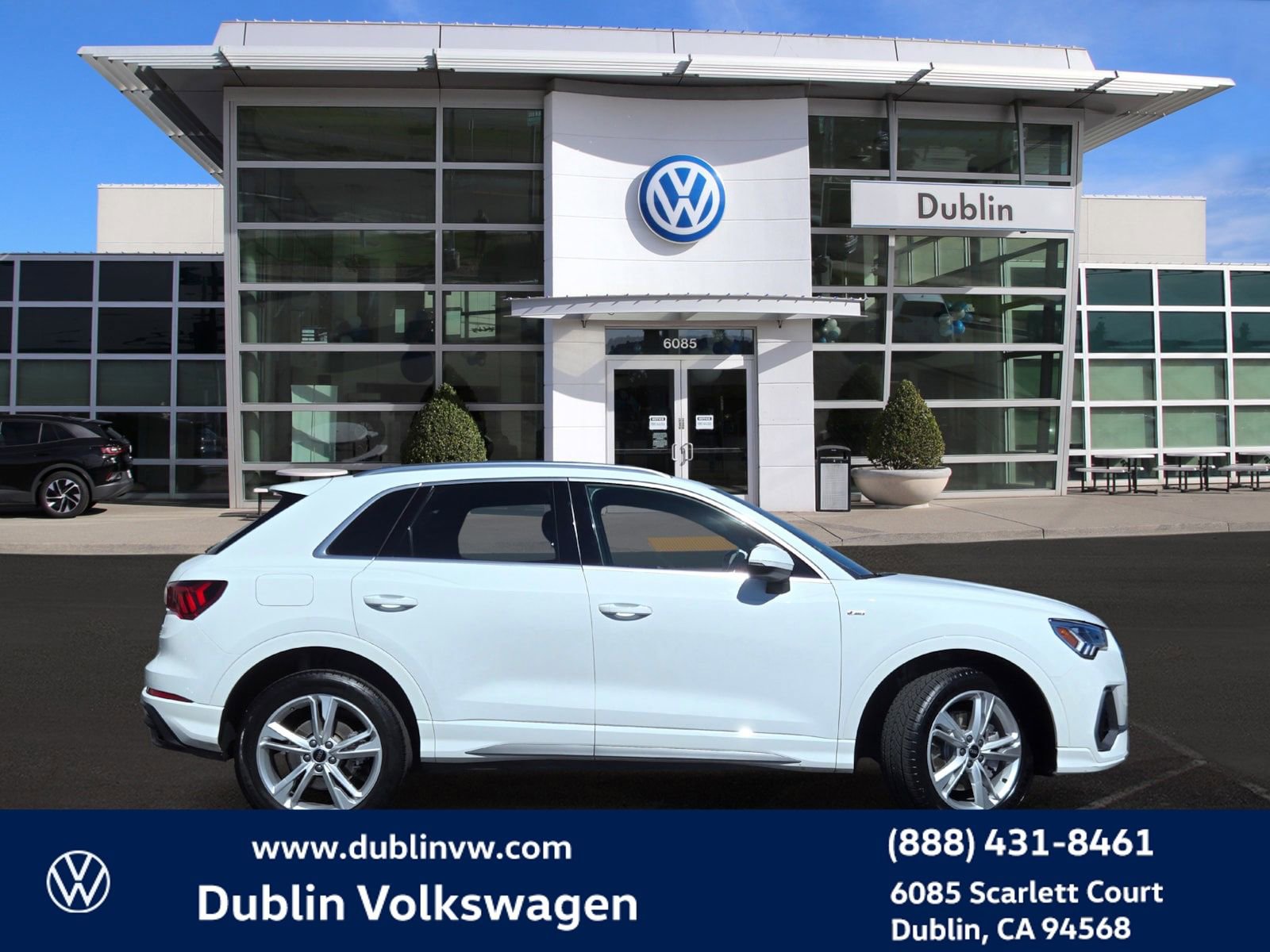 Used 2023 Audi Q3 2.0T Premium w/ 19" Wheel Package image 3