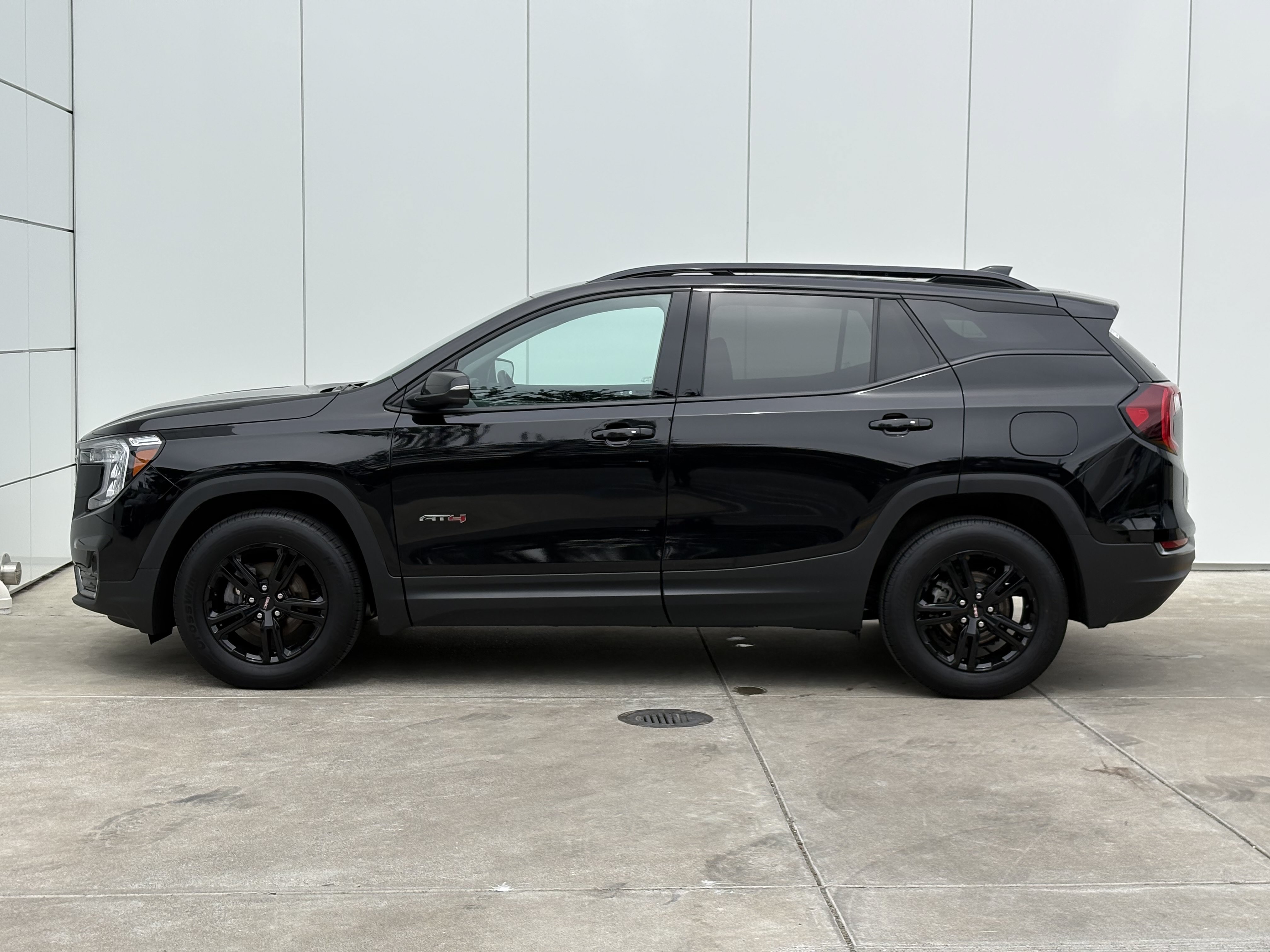 Used 2023 GMC Terrain AT4 AWD/4WD image 4