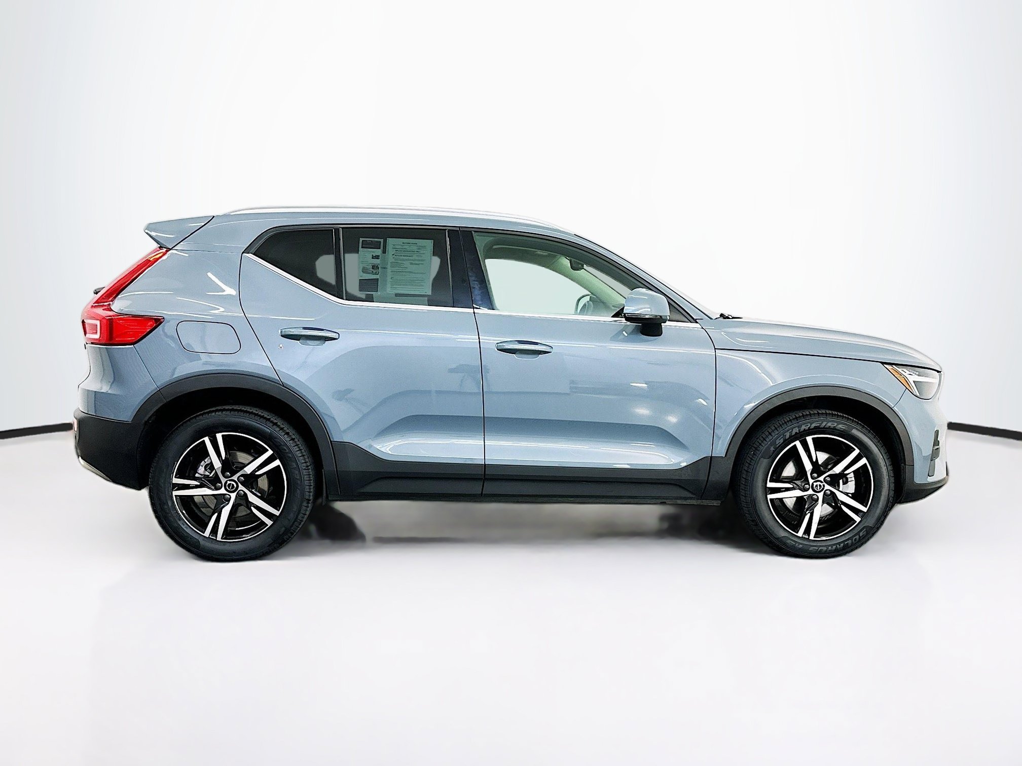 Used 2023 Volvo XC40 B5 Plus AWD/4WD image 10