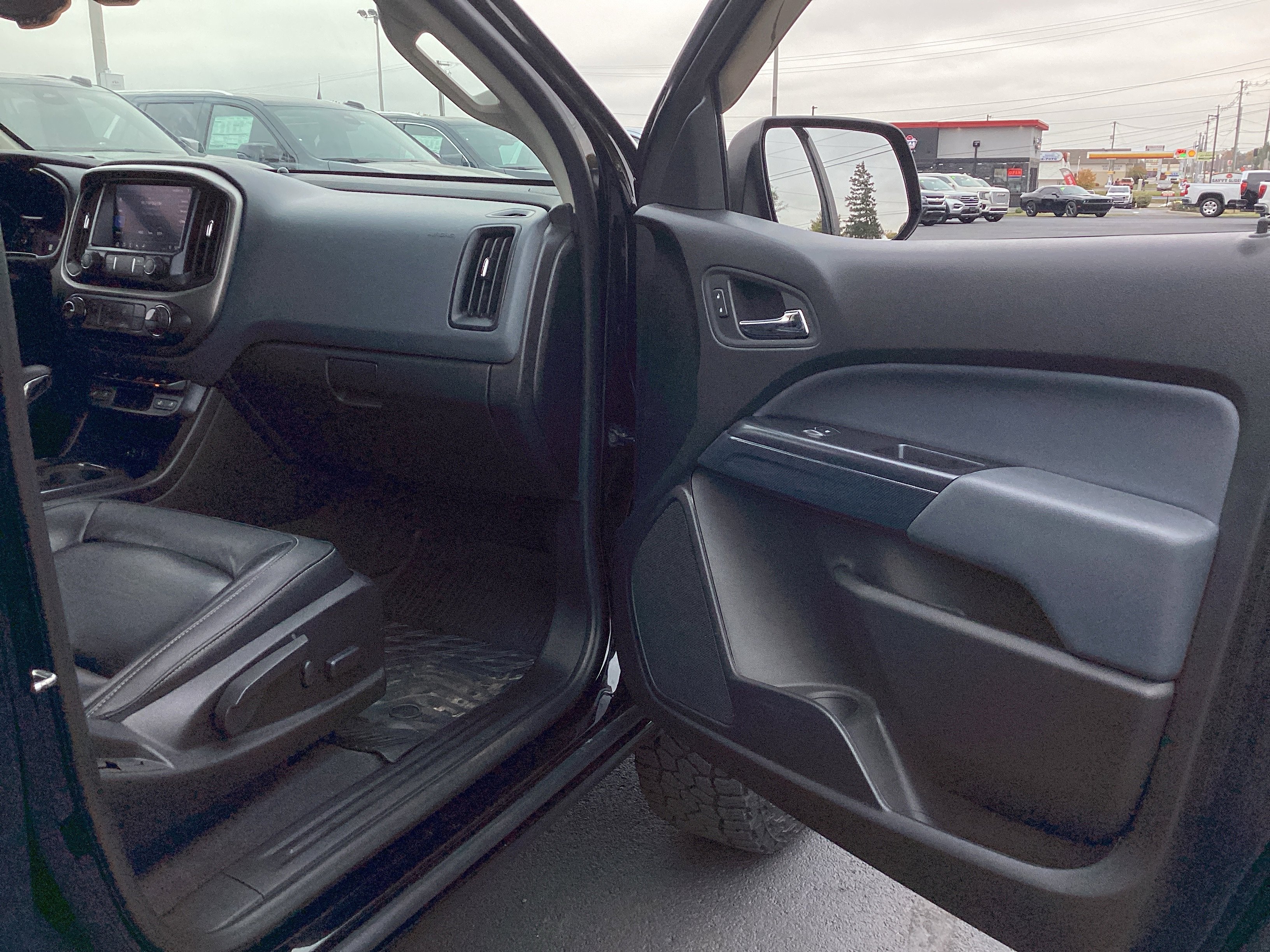 Used 2020 Chevrolet Colorado Z71 w/ Z71 Midnight Edition image 28