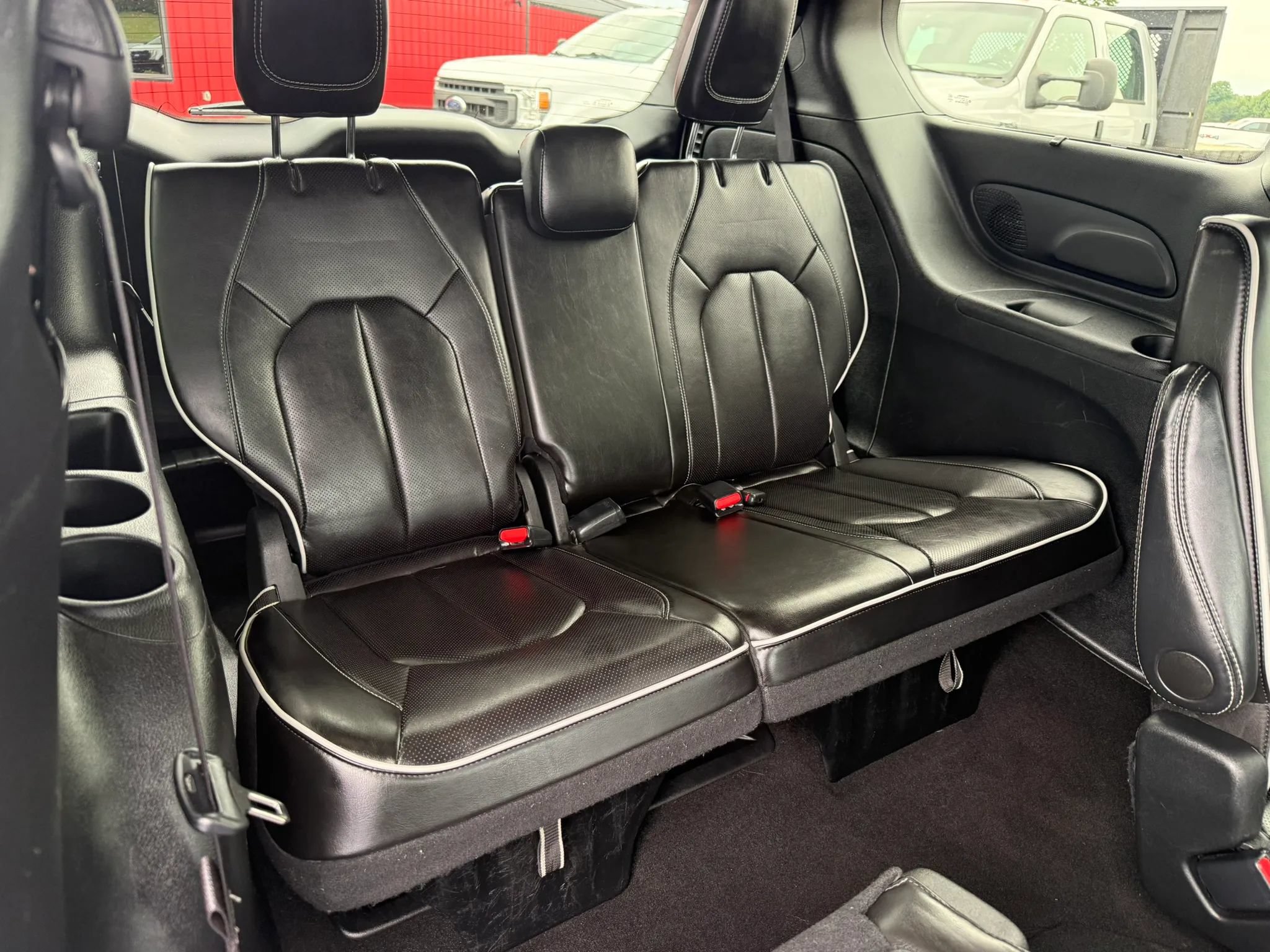 Used 2025 Chrysler Pacifica Limited FWD image 17