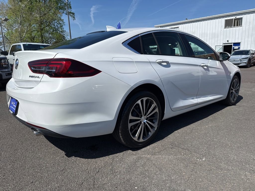 Used 2018 Buick Regal Essence w/ Sights and Sounds Package FWD image 4