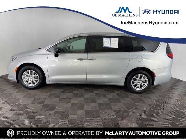 Used 2024 Chrysler Pacifica Touring-L image 1