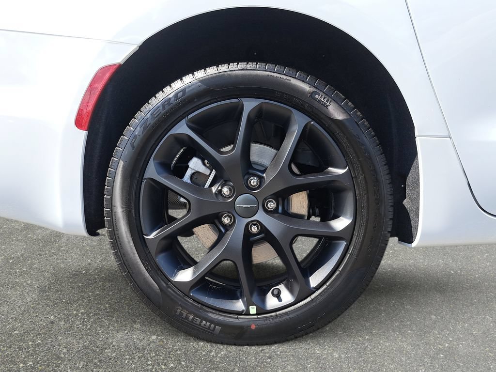 New 2027 Chrysler Pacifica Limited AWD/4WD image 35