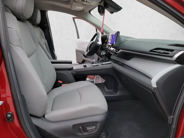 Used 2026 Toyota Sienna XLE FWD image 25