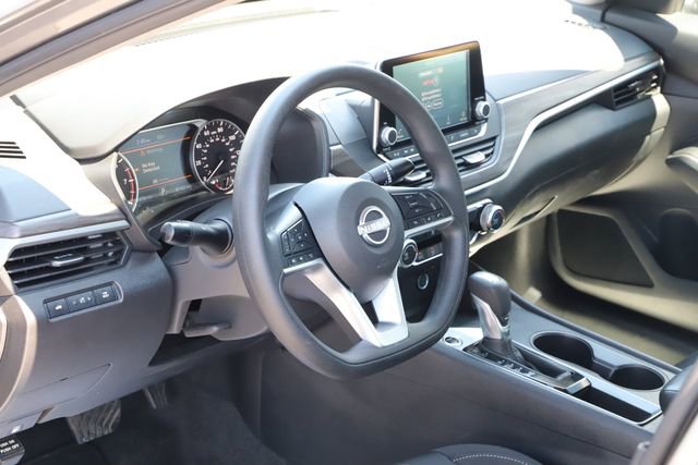 Used 2025 Nissan Altima 2.5 SV FWD image 11