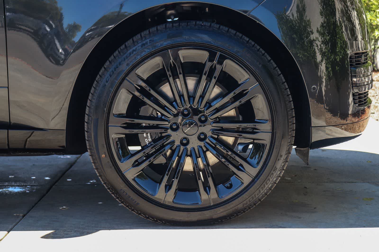 New 2026 Land Rover Range Rover Long Wheelbase SE AWD/4WD image 9