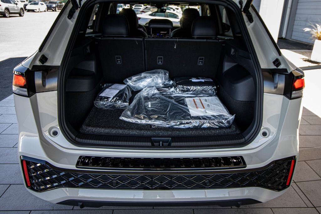 New 2026 Volkswagen Tiguan SE R-Line FWD image 20