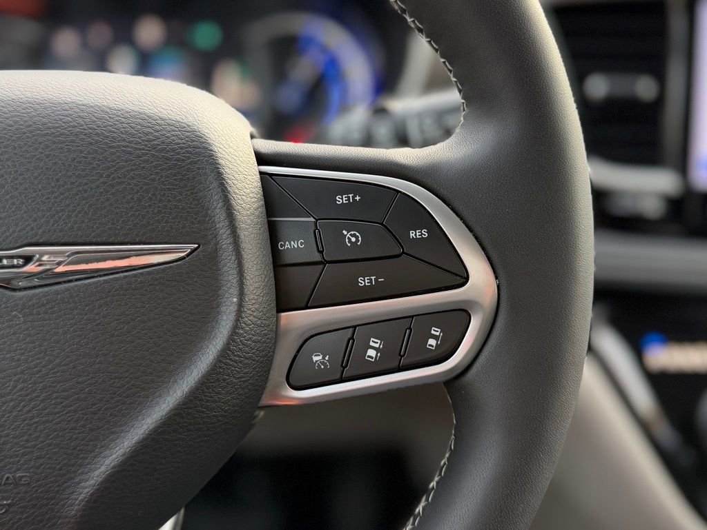 Used 2022 Chrysler Pacifica Touring-L image 11