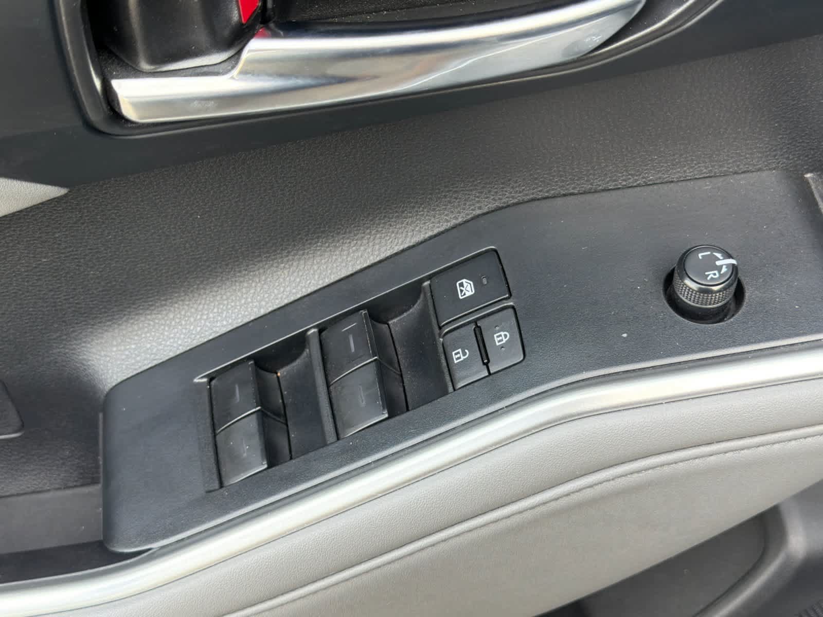 Used 2022 Toyota Highlander XLE FWD image 13