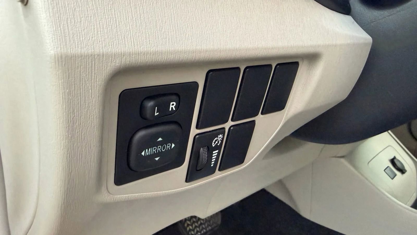 Used 2014 Toyota Prius Four image 22