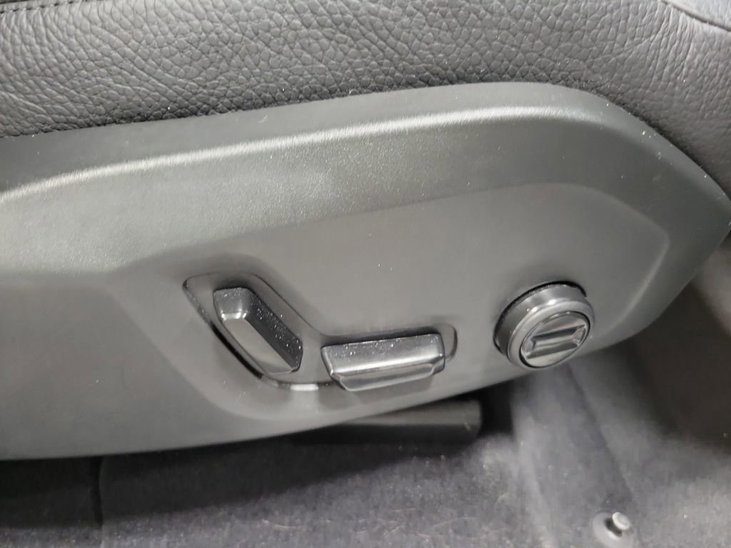 Used 2025 Volvo XC60 B5 Plus image 23