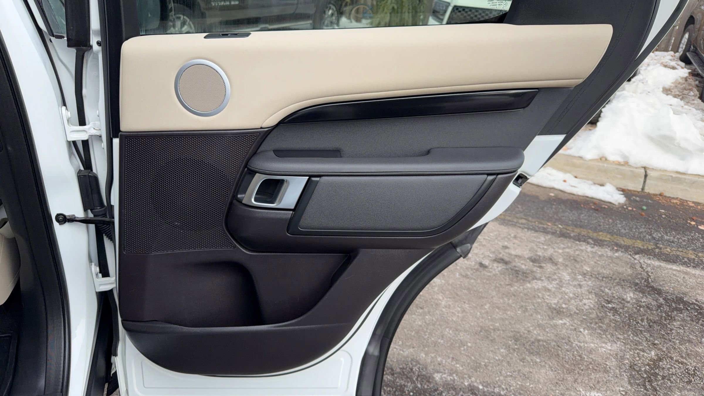 Used 2017 Land Rover Discovery SE image 15