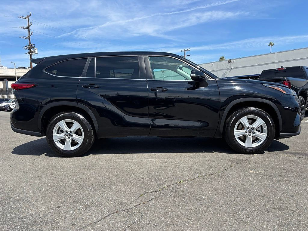 Used 2023 Toyota Highlander L FWD image 2