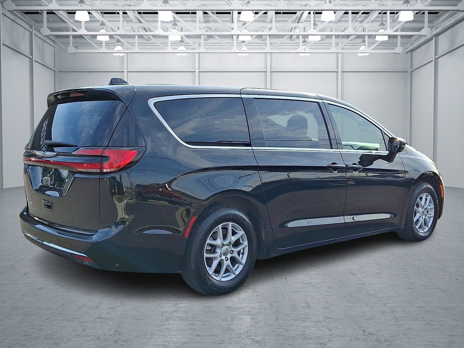 Used 2025 Chrysler Pacifica Select FWD image 6