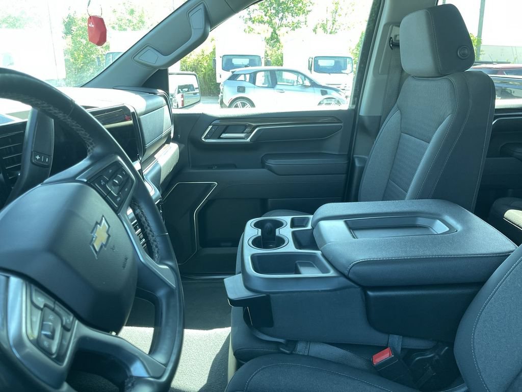 Used 2023 Chevrolet Silverado 1500 LT w/ Safety Package AWD/4WD image 4