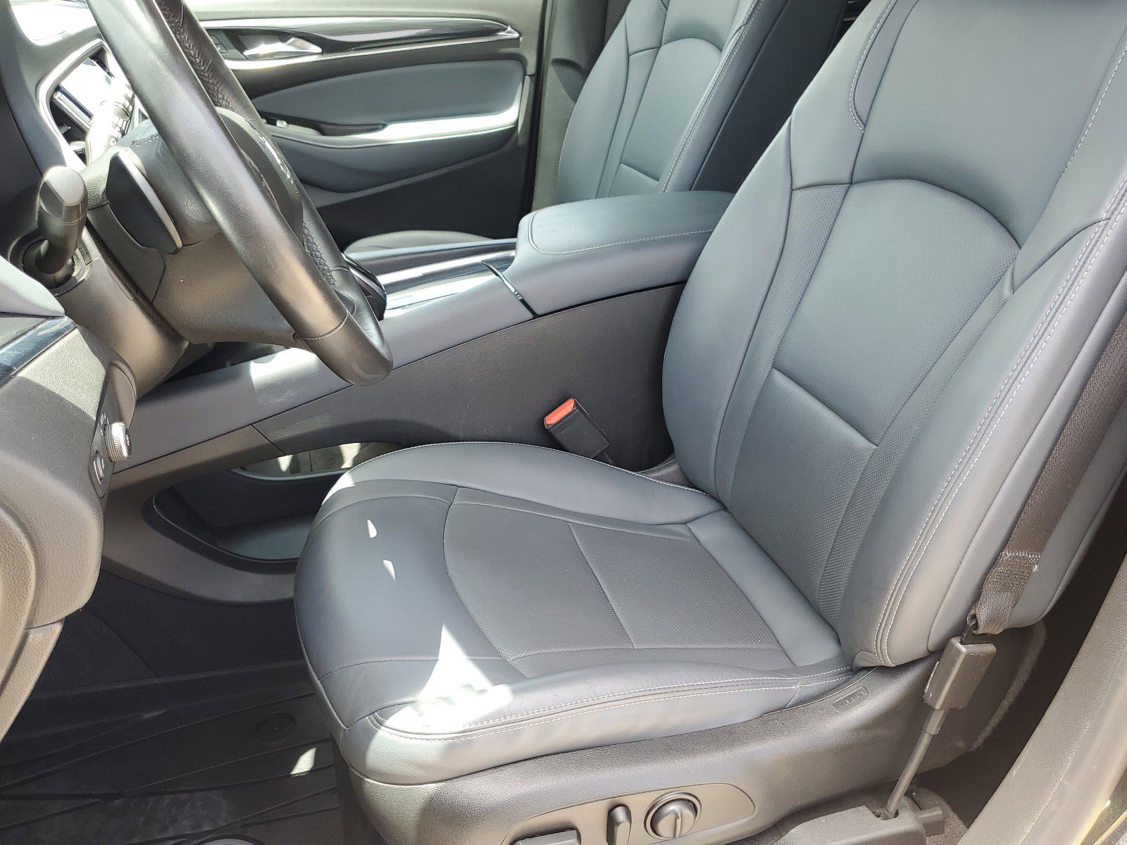 Used 2020 Buick Enclave Essence image 16