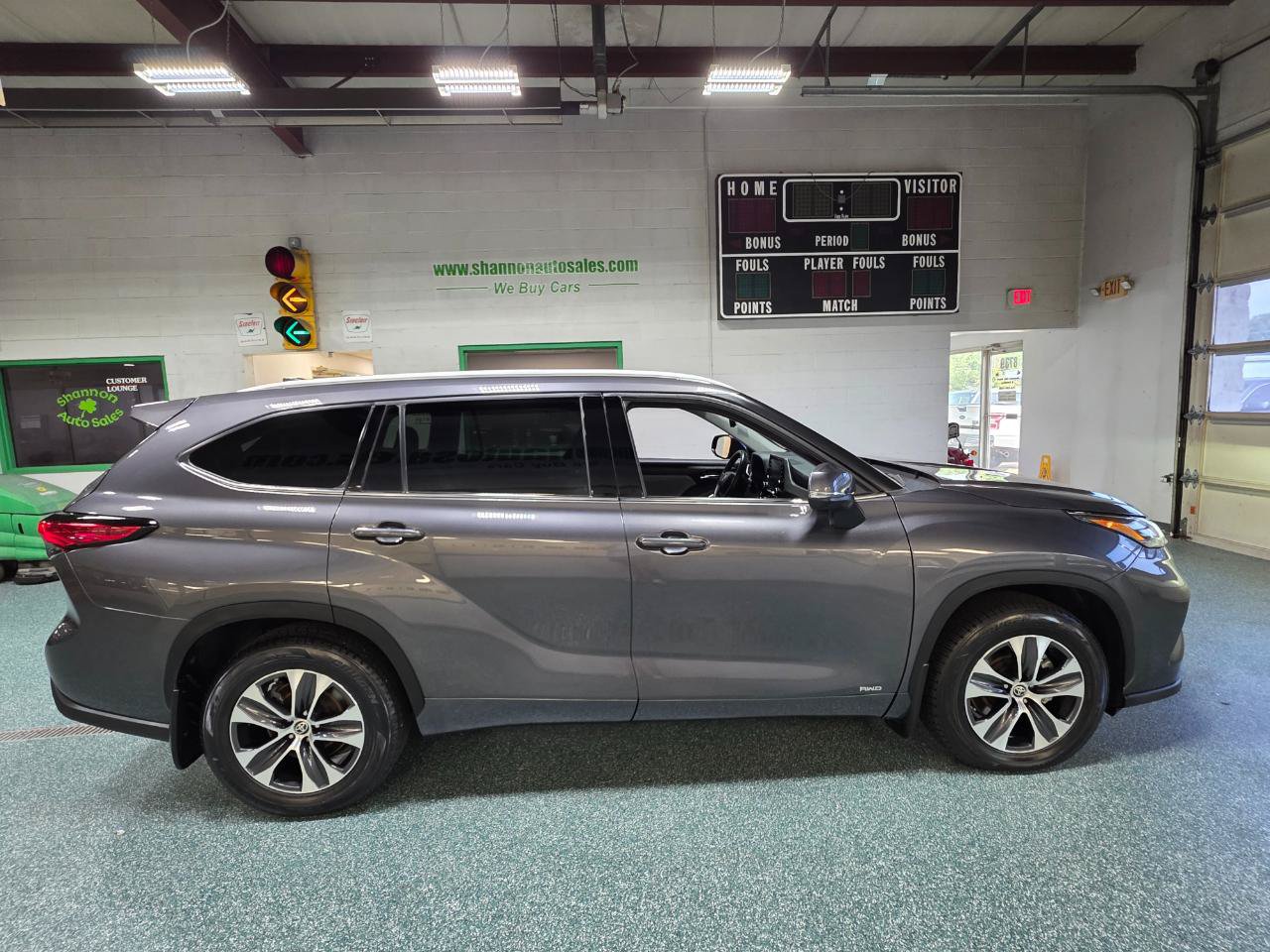 Used 2022 Toyota Highlander XLE AWD/4WD image 5