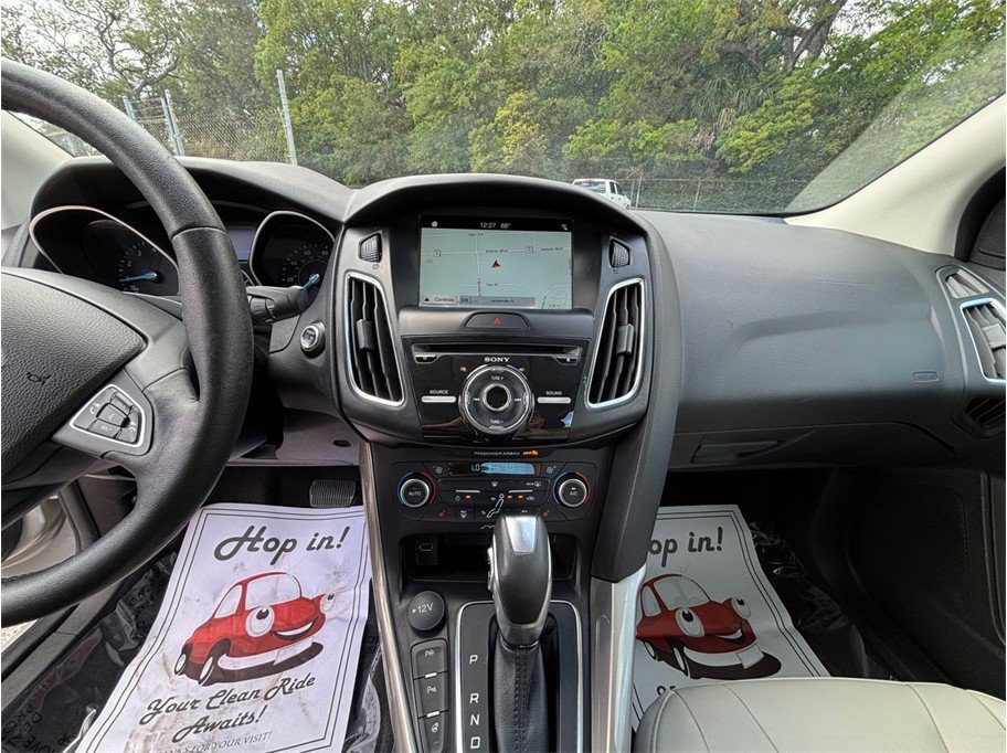 Used 2018 Ford Focus Titanium w/ Titanium Technology Package FWD image 11
