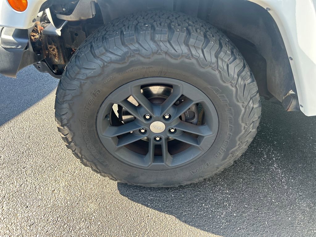 Used 2017 Jeep Wrangler Unlimited Sahara AWD/4WD image 28