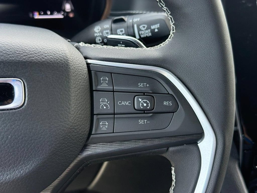 Used 2024 Jeep Grand Cherokee Laredo w/ Luxury Tech Group I AWD/4WD image 15