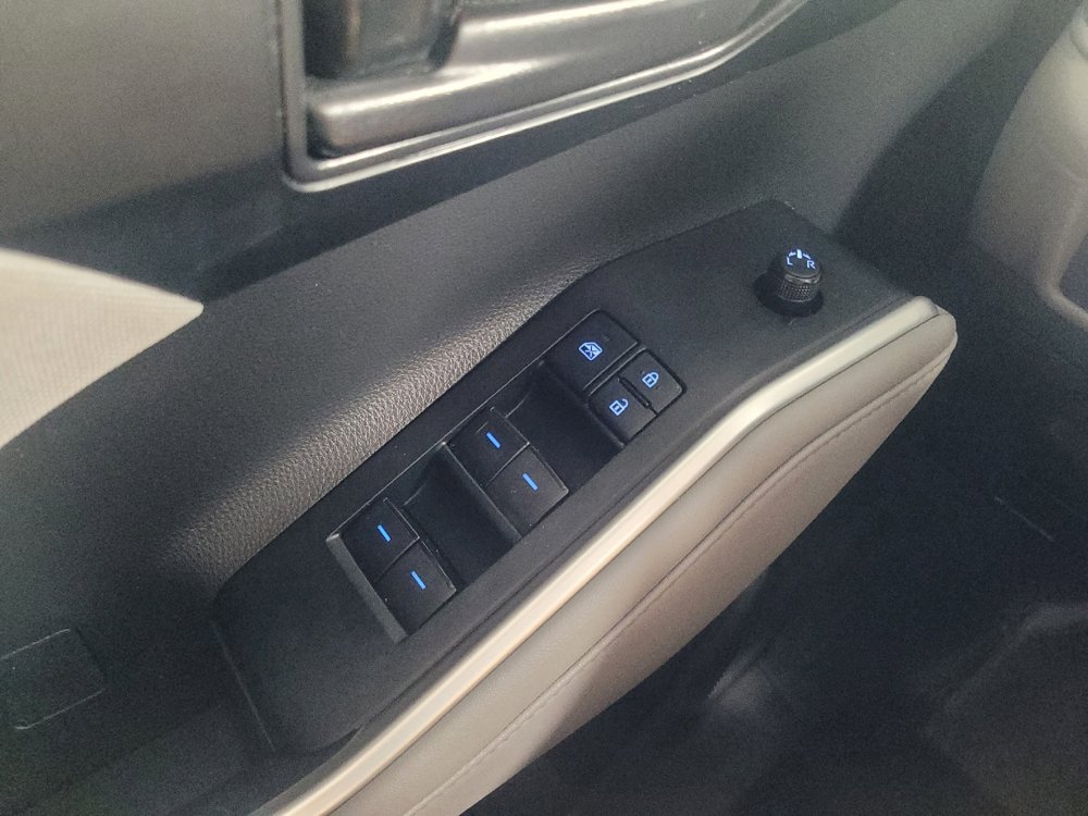 Used 2020 Toyota Highlander LE image 27