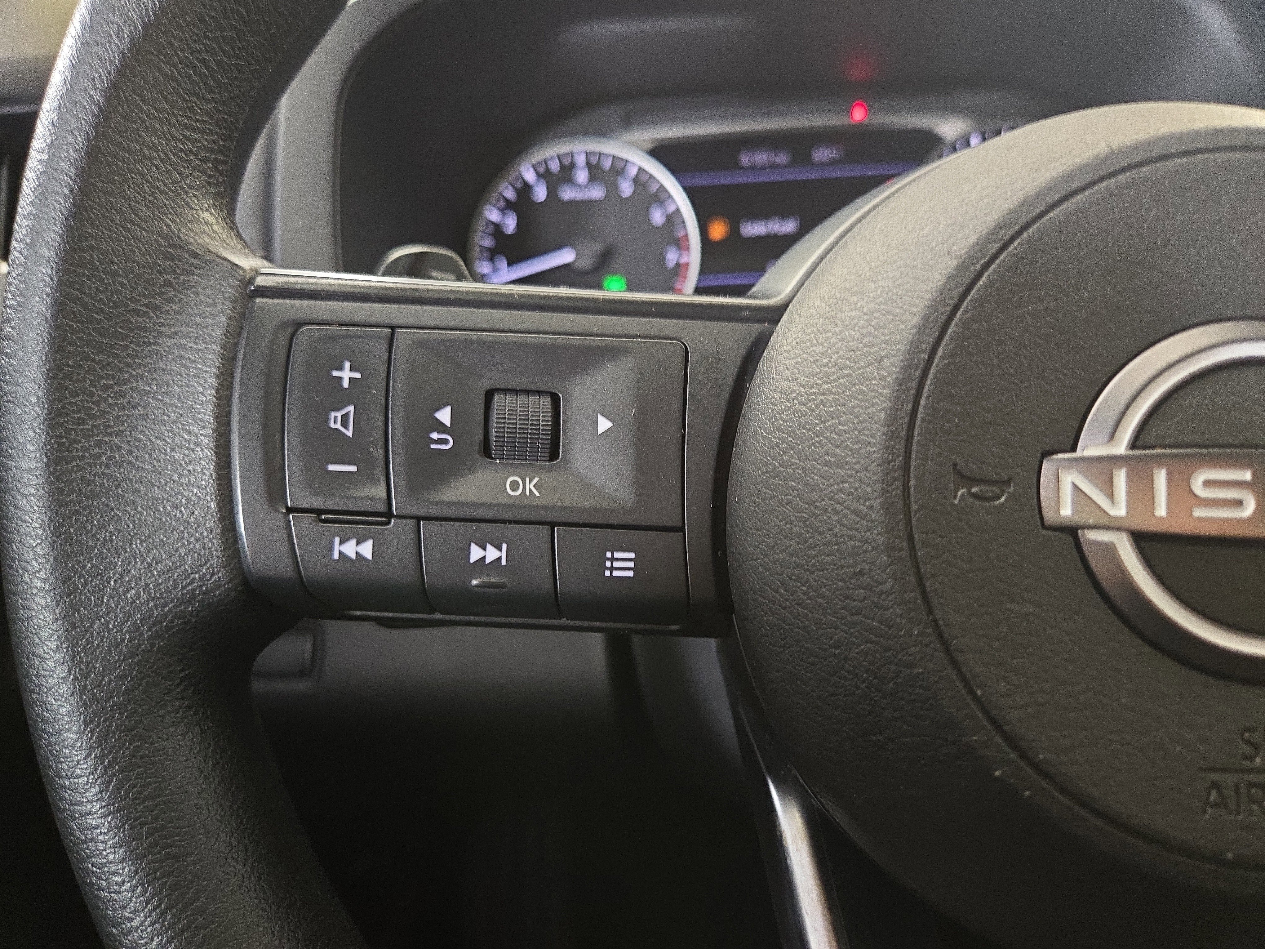 Used 2024 Nissan Pathfinder S image 15