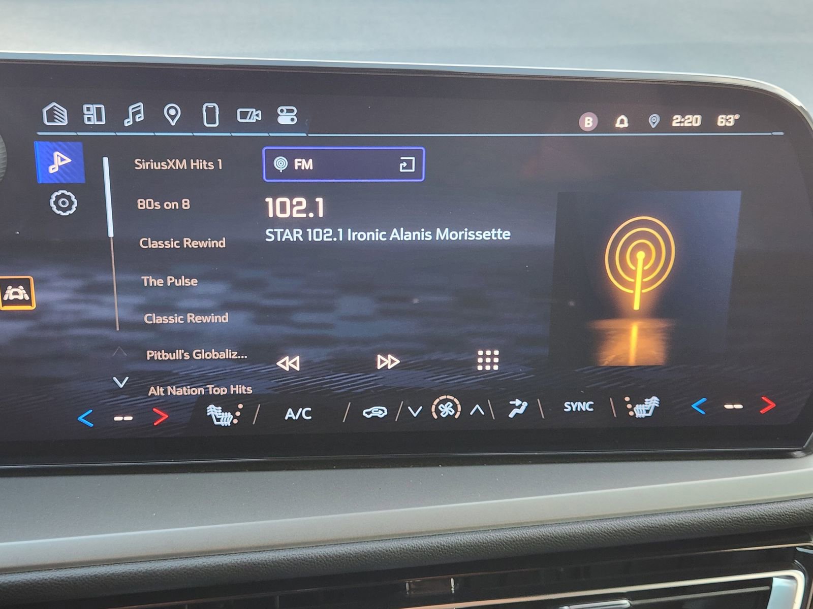 Used 2024 Chevrolet Traverse LT w/ Midnight/Sport Edition image 18