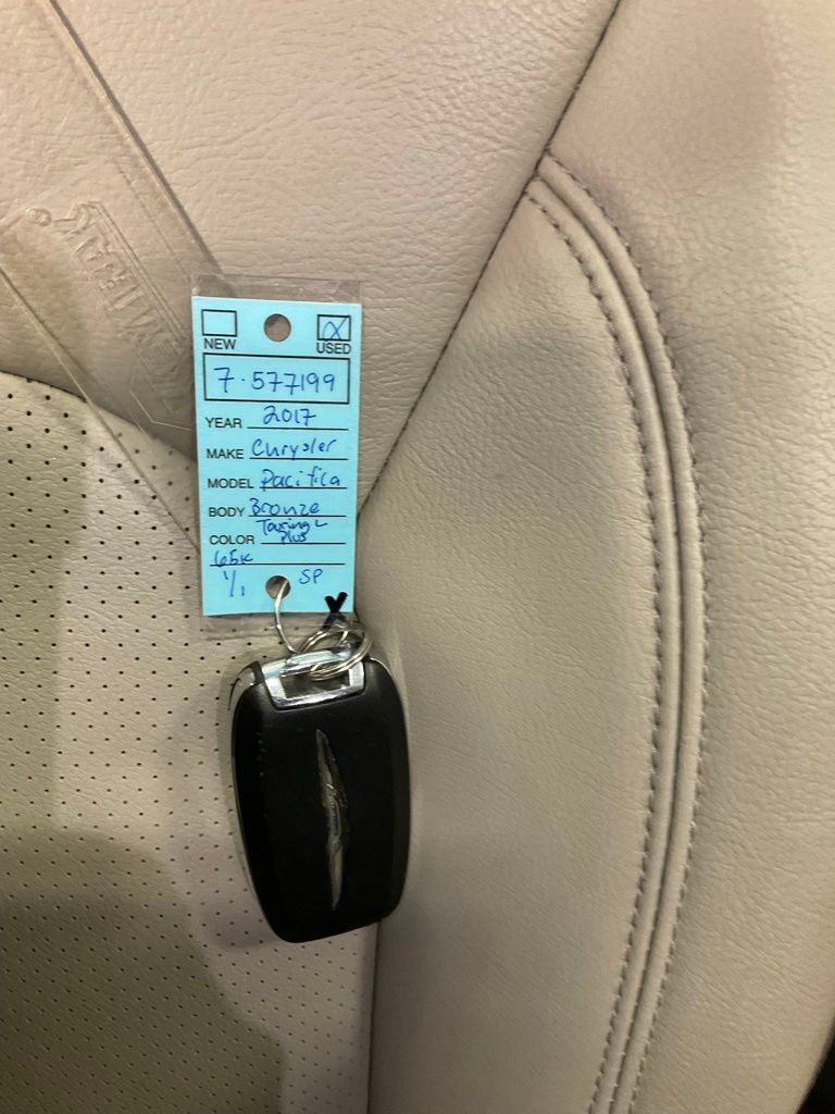 Used 2017 Chrysler Pacifica Touring-L Plus FWD image 35