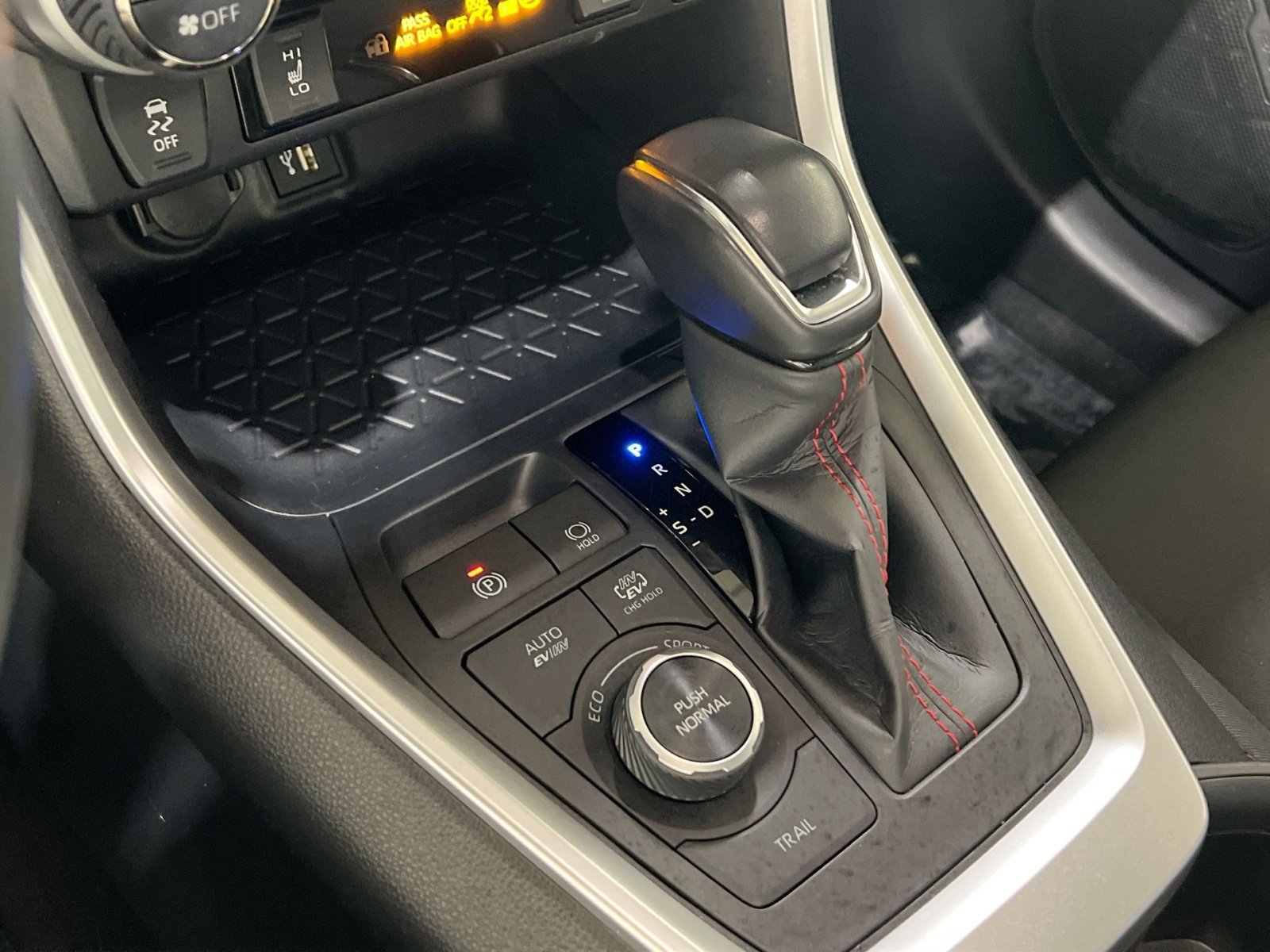 Used 2023 Toyota RAV4 SE w/ Weather & Moonroof Package image 20