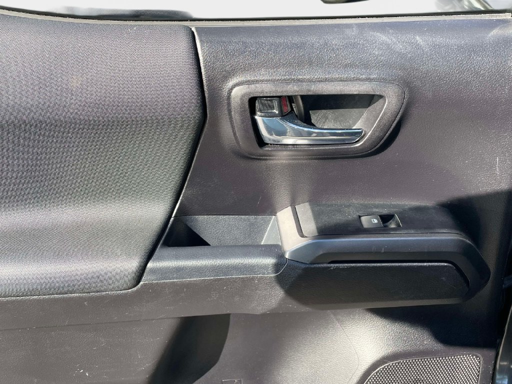 Used 2020 Toyota Tacoma TRD Sport AWD/4WD image 15