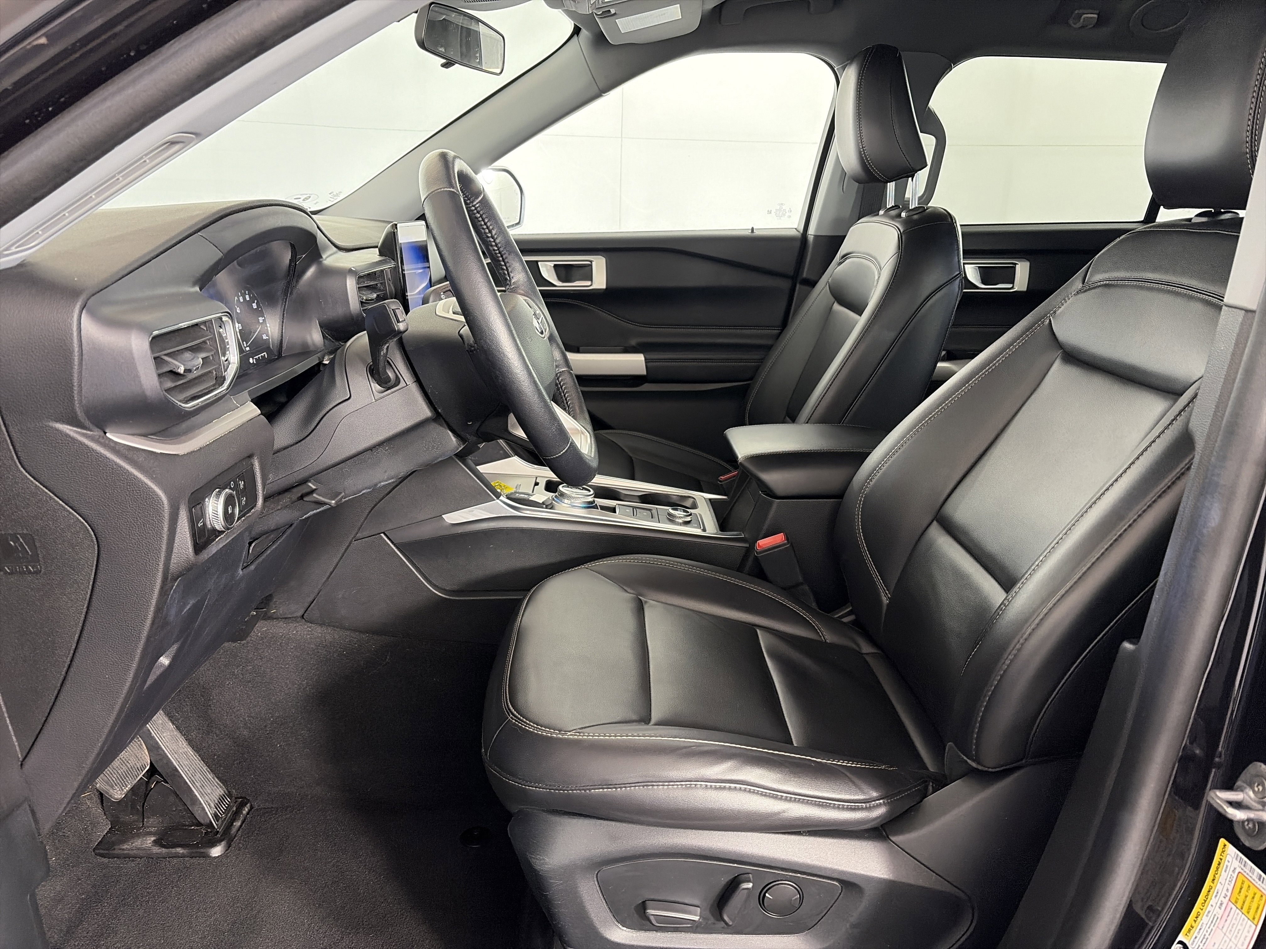 Used 2022 Ford Explorer XLT w/ Equipment Group 202A image 6