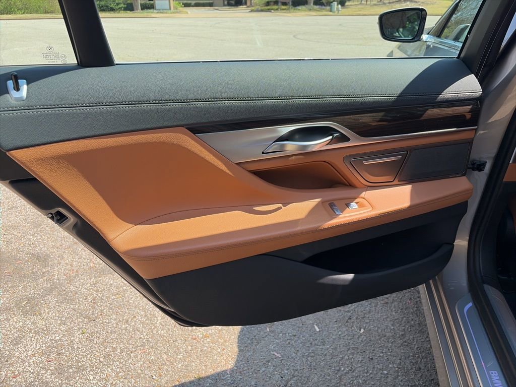 Used 2022 BMW 740i image 11